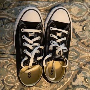 Never worn Converse Sneakers SZ 5